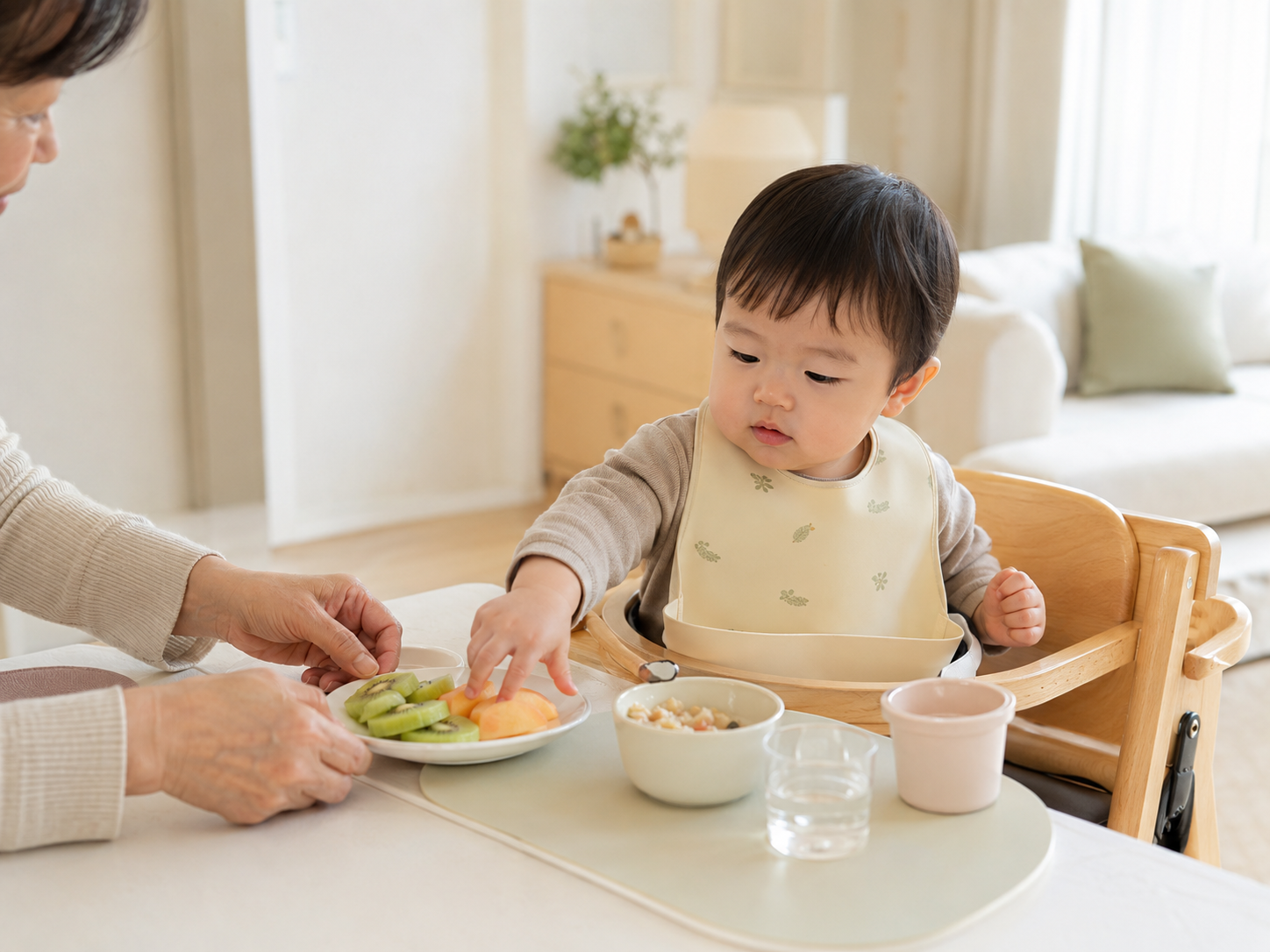 과일·우유·유아식이 놓인 식탁 사진