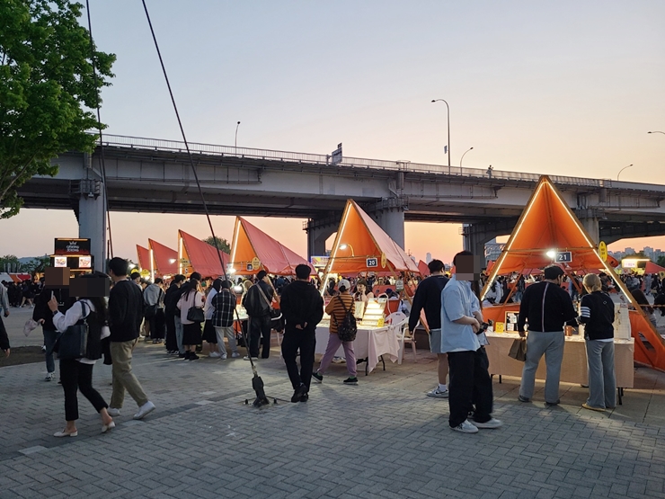 한강 달빛 야시장 가는길