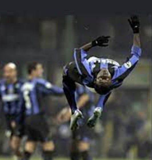 02-03시즌 인터밀란 오바페미 마르틴스 세레머니