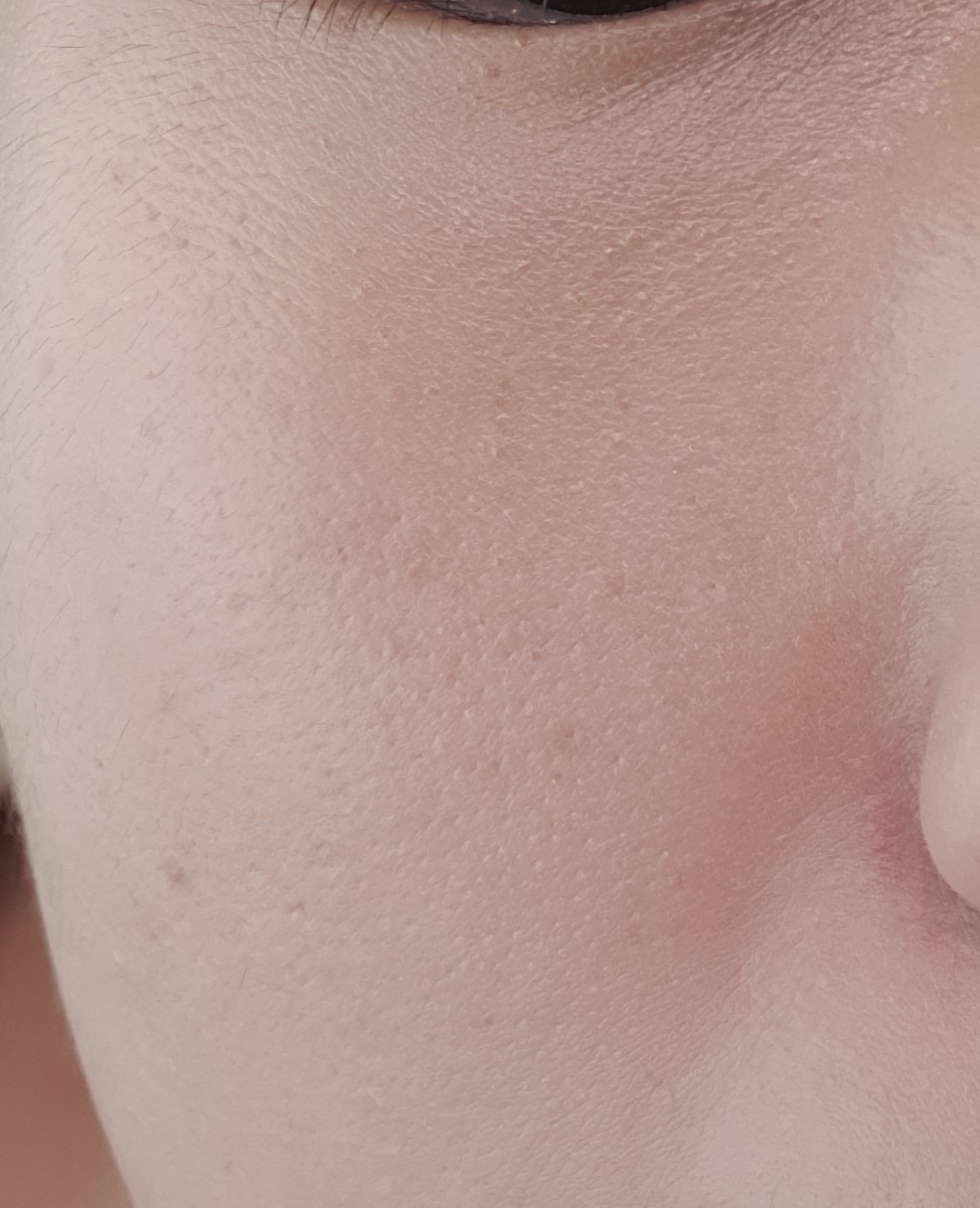 파우더 사용 전(왼쪽)