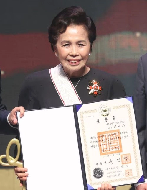 금관문화훈장을 받은 가수 이미자