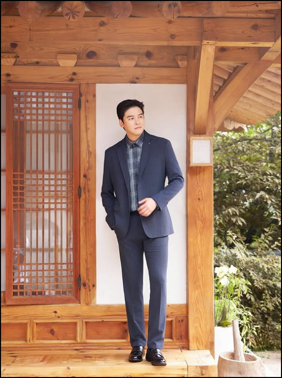 배우-이장우의-한옥에서-풍겨지는-은은한-배경으로-멋진-포즈의-독사진