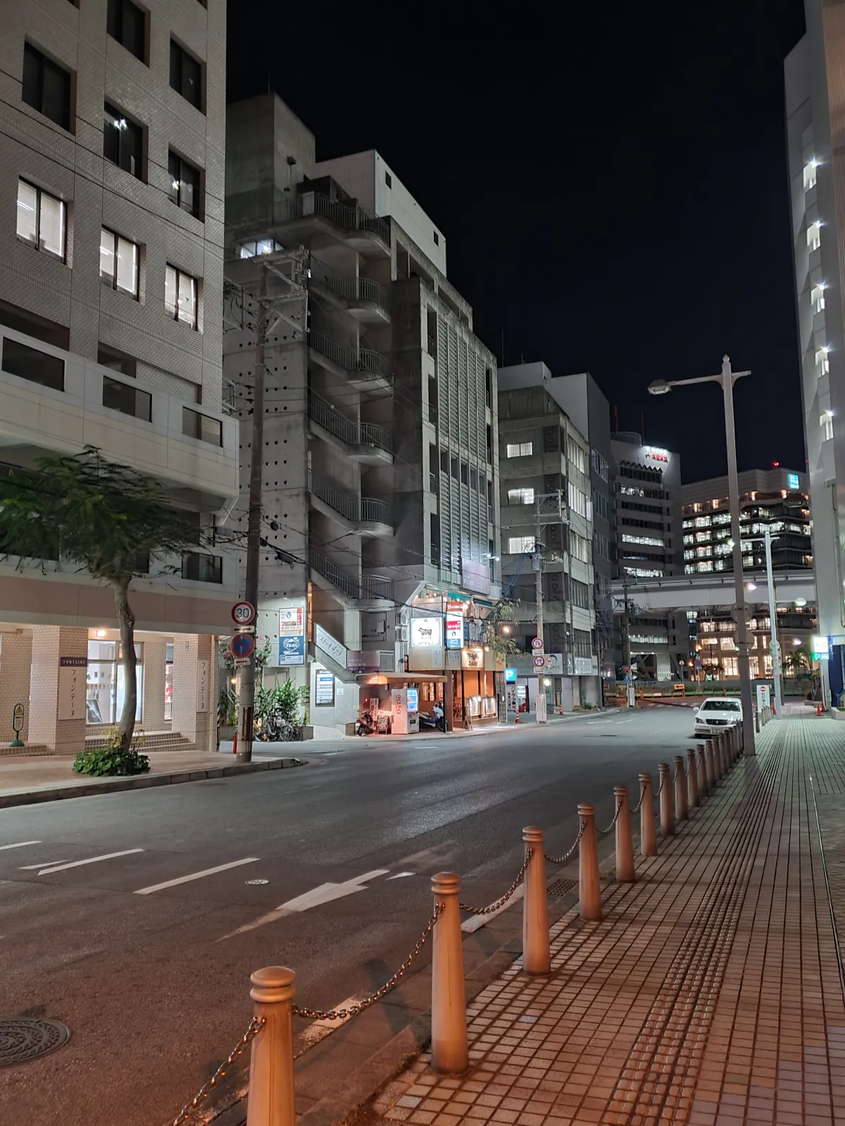 오키나와-밤-거리의-밝은-모습