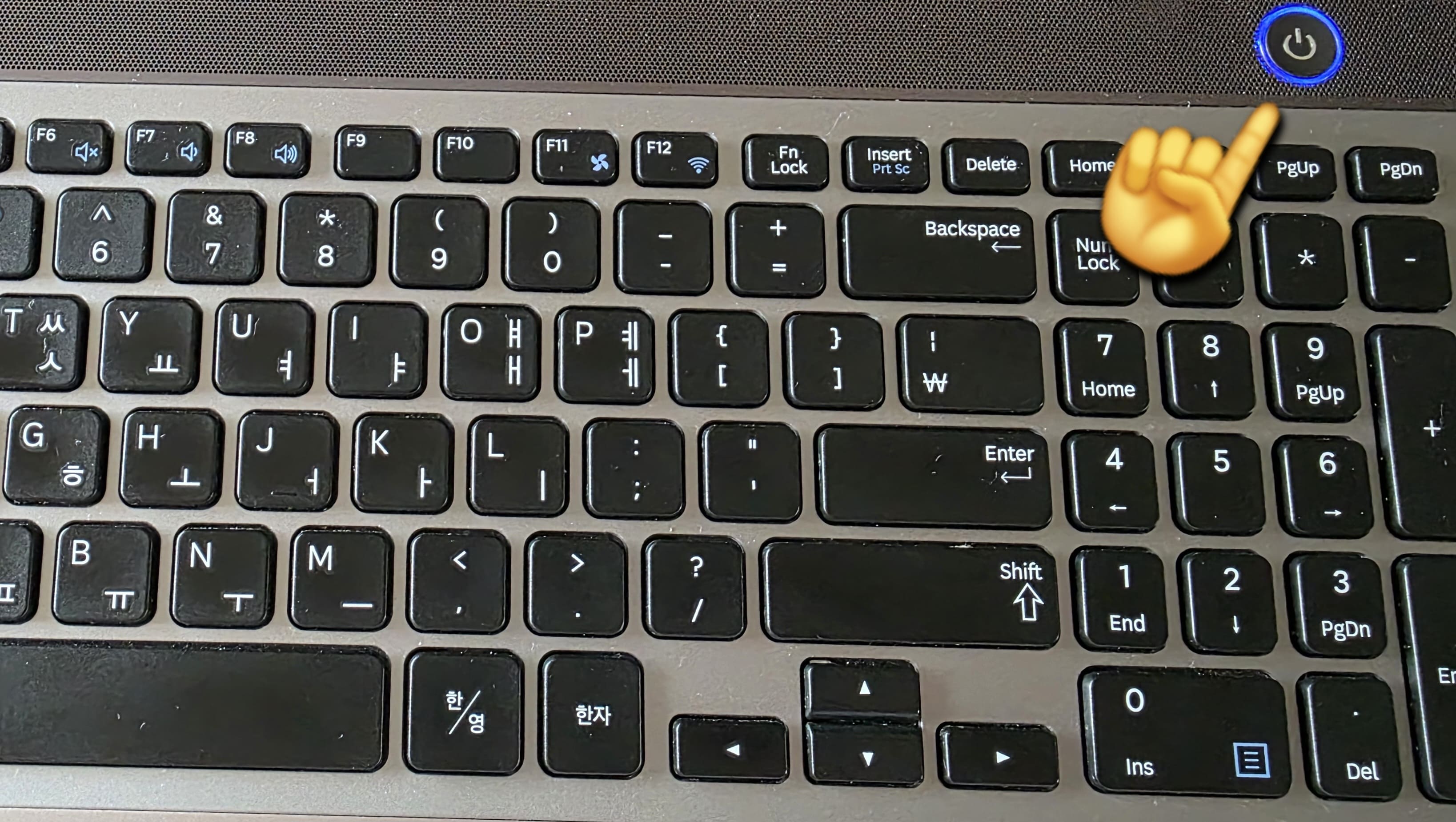 전원버튼-기호-숨겨진-뜻과-의미-특히-노트북이나-컴퓨터의-전원-버튼처럼-숫자-1(I-또는-하이픈)-모양은-“전원이-완전히-차단되지-않은-상태”를-의미합니다.-따라서,-대기-전력을-계속-사용하는-제품이라면-전원-코드를-아예-뽑아두는-습관이-전기-절약에-큰-도움이-됩니다.