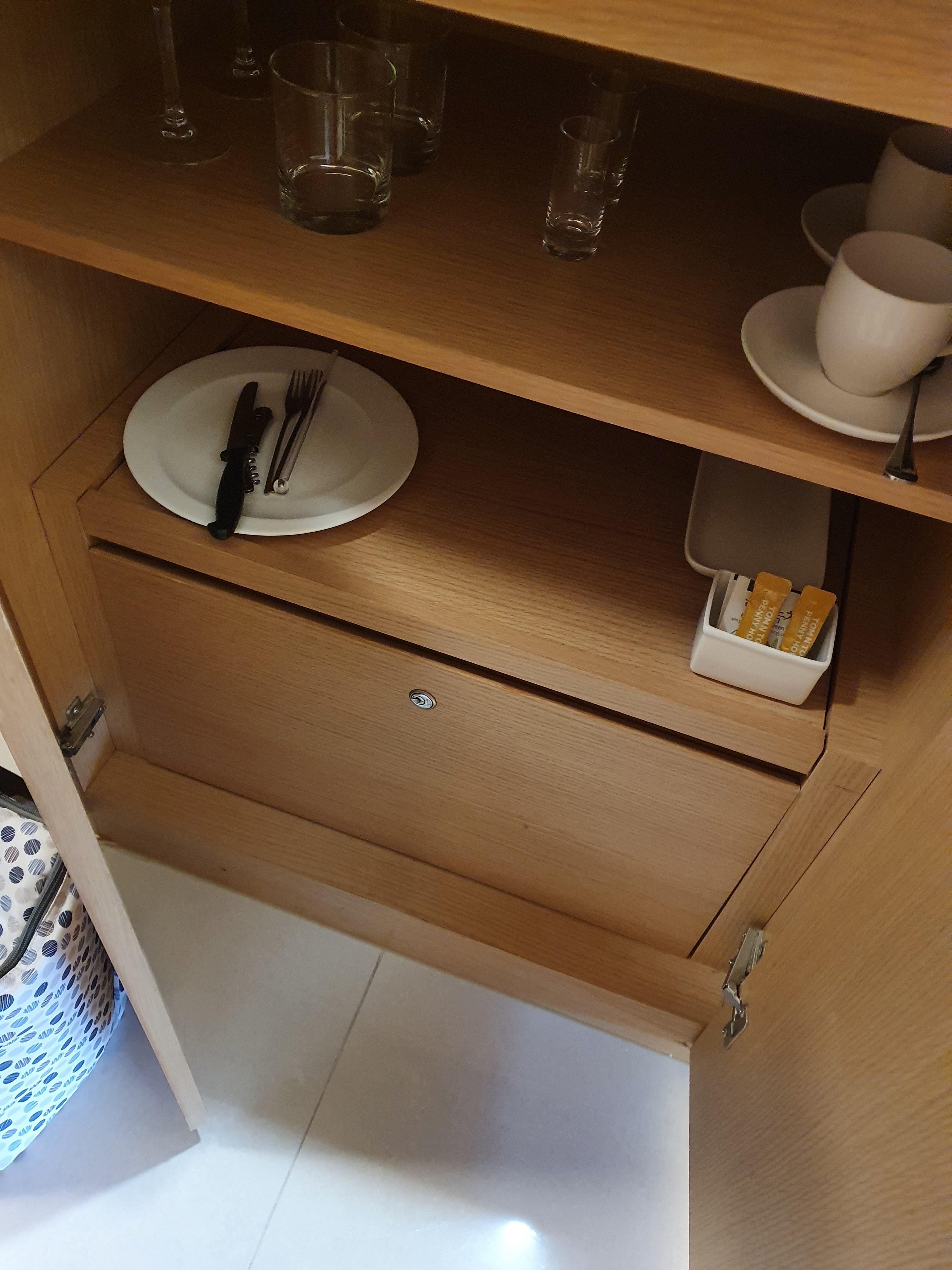 델피노 소노캄c 패밀리 룸 객실안 물품(컵과 칼 등)