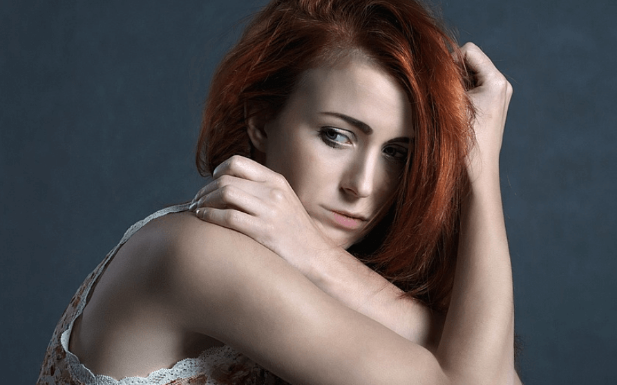 우울증에 좋은 음식을 챙겨 보고 있는 여성