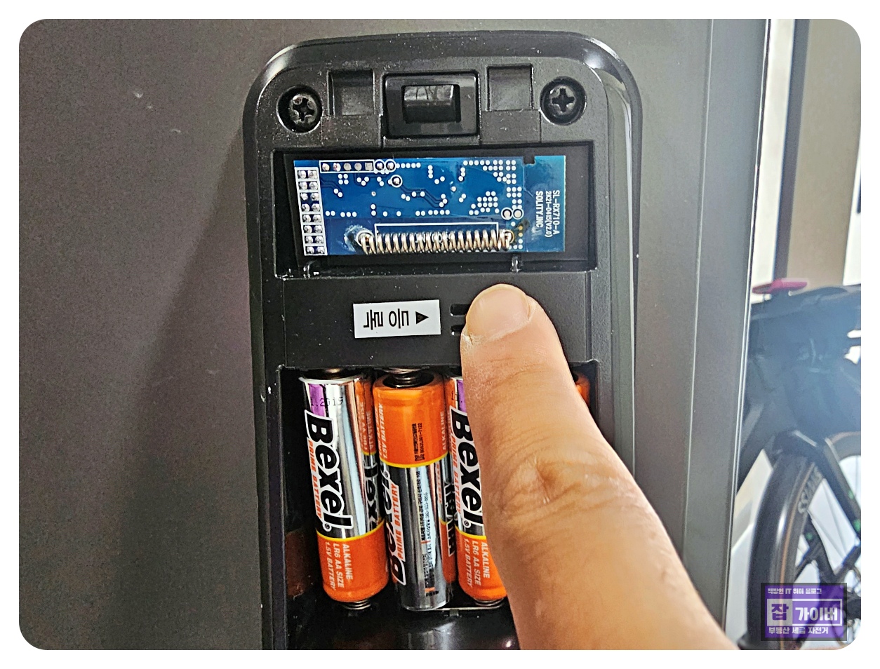 도어락 하단 또는 측면에 숨겨진 응급 전원 포트 위치(USB-C/Micro-USB 등)