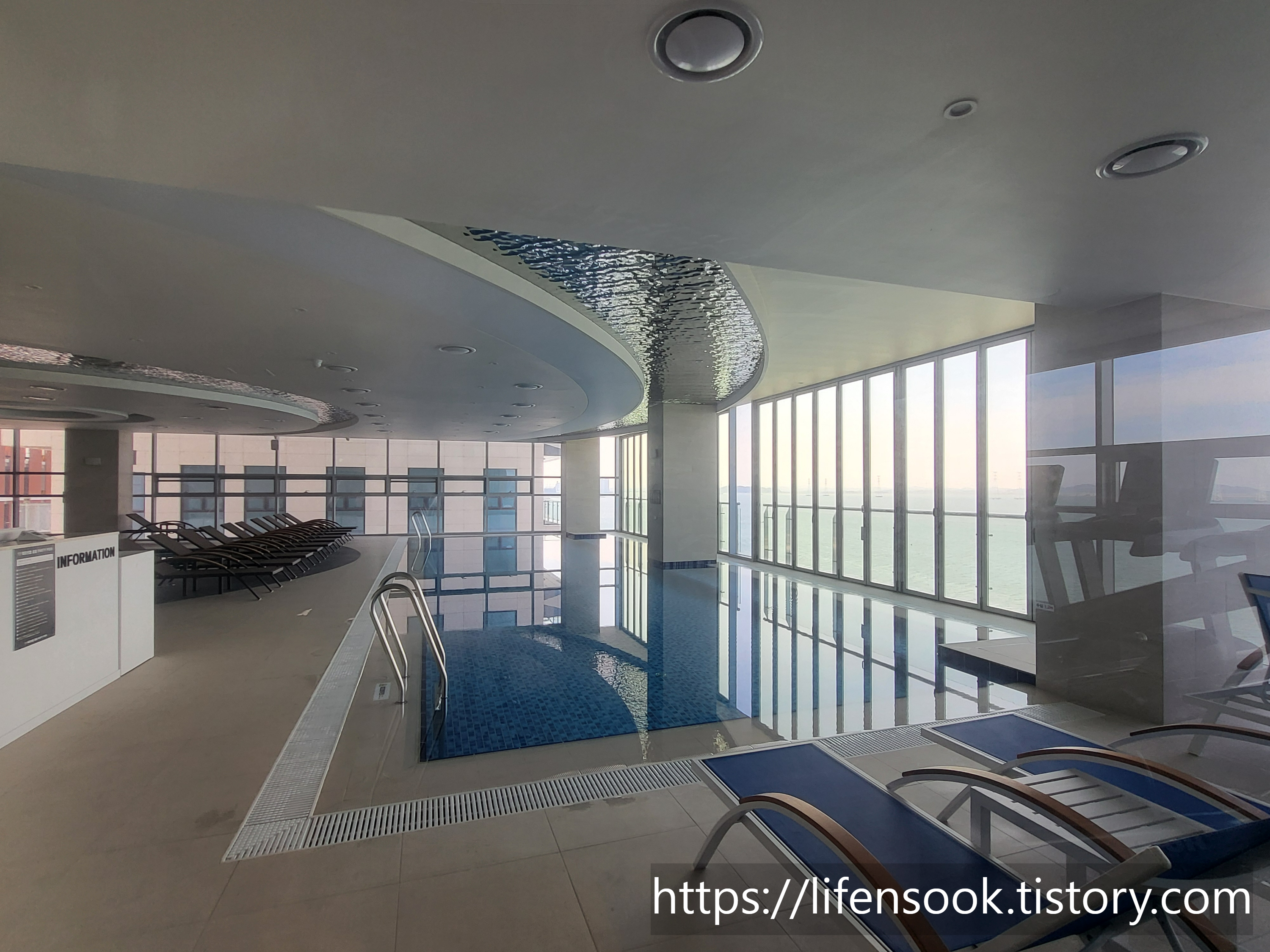 웨이브엠 호텔 웨스트 7층 수영장