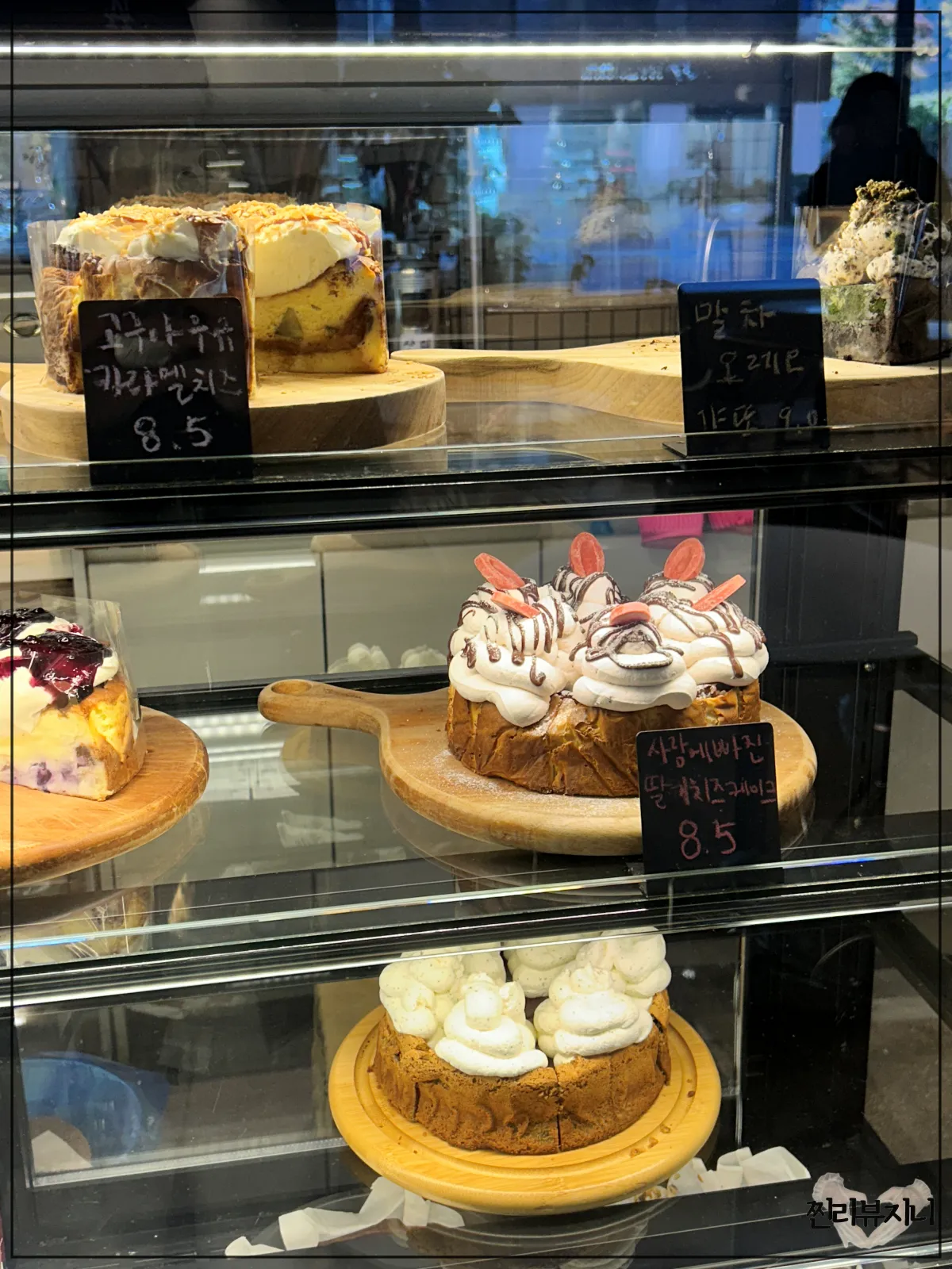 쇼케이스에-진열되어-있는-여러가지-맛의-케이크