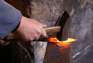대장장이의 마지막 불꽃: 전통 대장간의 현주소