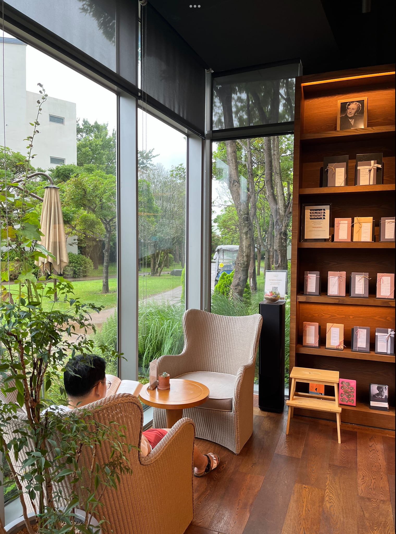 책을 읽고있는 사람들