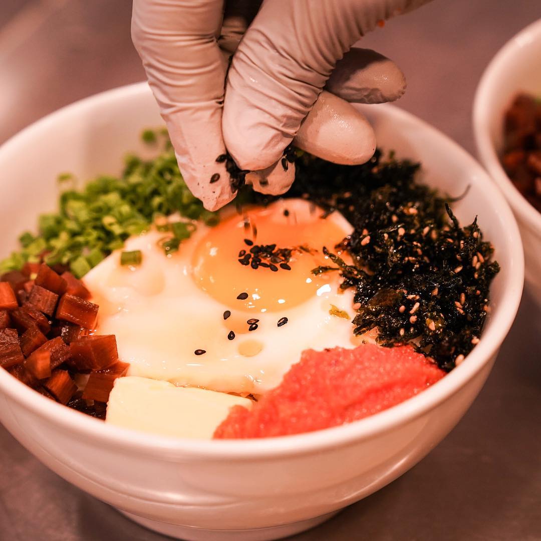 줄서는식당 육회김밥, 어묵튀김 옛날 떡볶이, 돈까스 샌드, 육개장 라면, 명란 에그라이스 맛있는 레트로 분식집 압구정로데오 맛집 소개