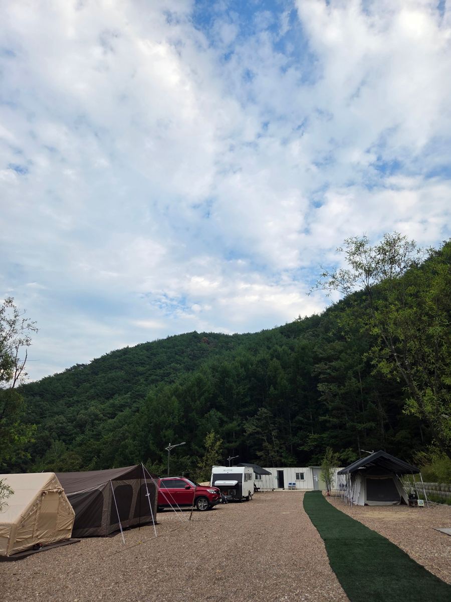 영덕 천연탄산수 캠핑장 자갈 사이트 전경