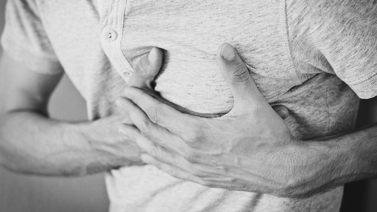 가슴 통증으로 괴로워하는 남자 모습