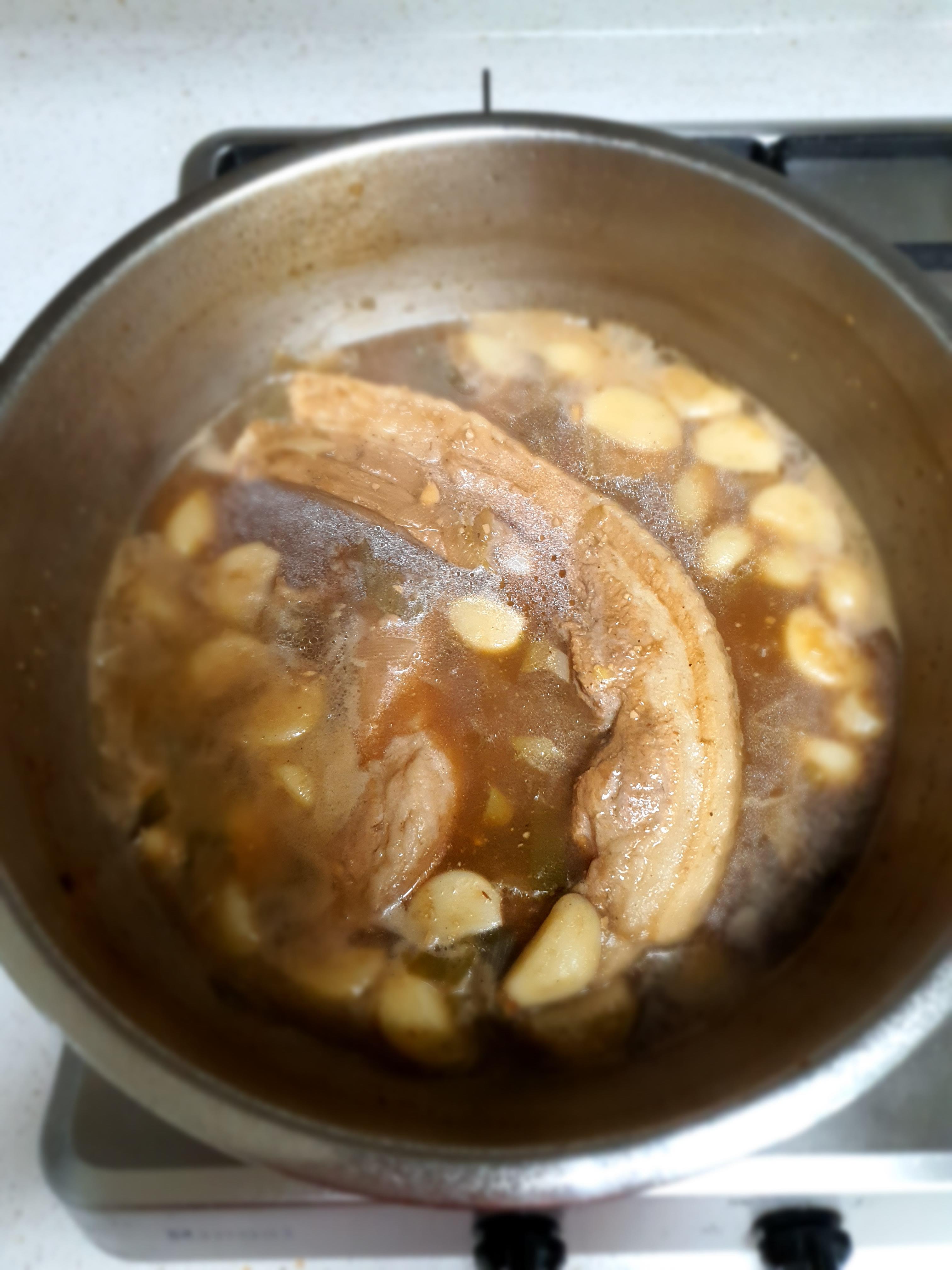 된장과-커피를-넣고-삶아주어요.