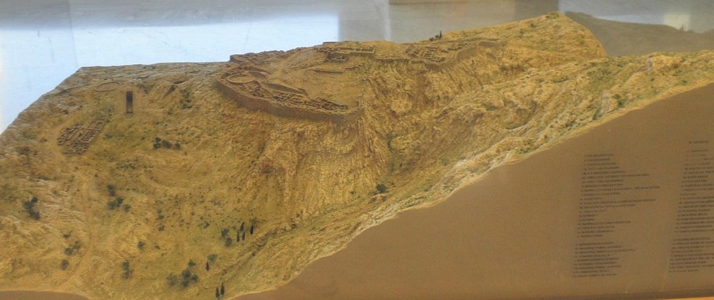 미케네 고고학 유적지를 입체적으로 재현한 박물관 전시용 모형. 성채, 원형무덤, 토로스 무덤 등이 실제 지형의 경사에 따라 축소 표현되어 있다.