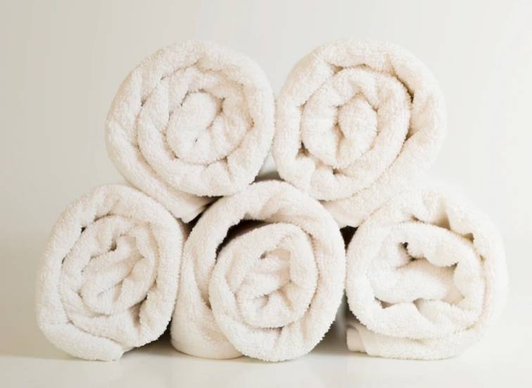 수건이 여러개 쌓여있다.