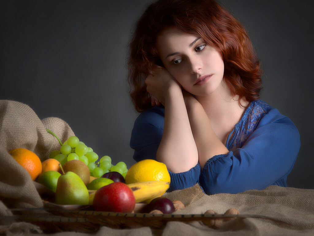 음식을 먹지 않는 여성