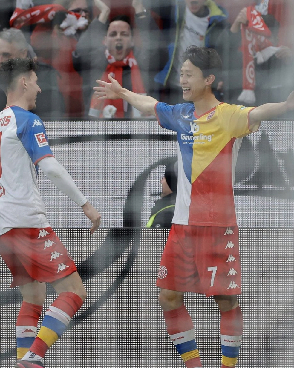 알트태그-골을 성공시킨 이재성 선수가 팀 동료에게 축하를 받고 있습니다.