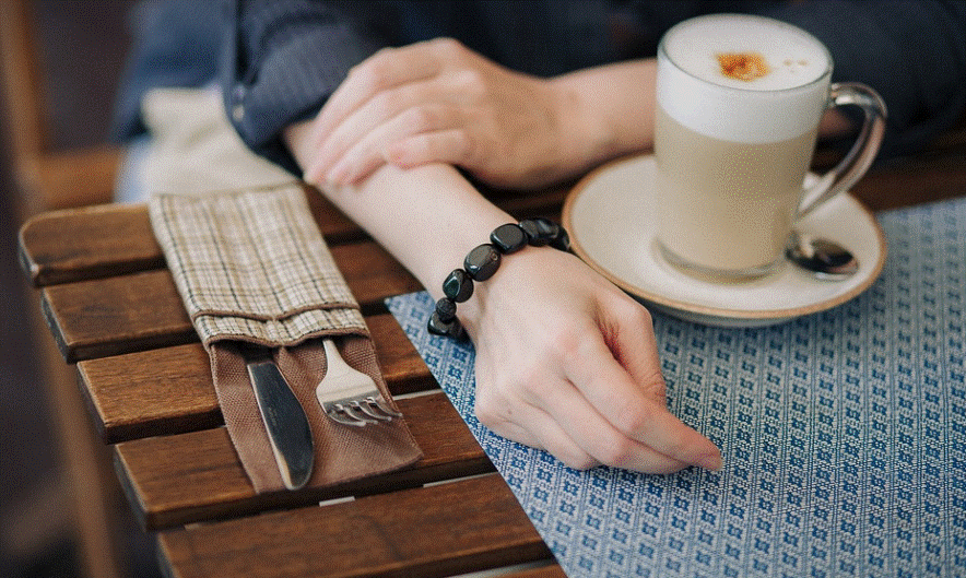 카페에서 라떼 한잔