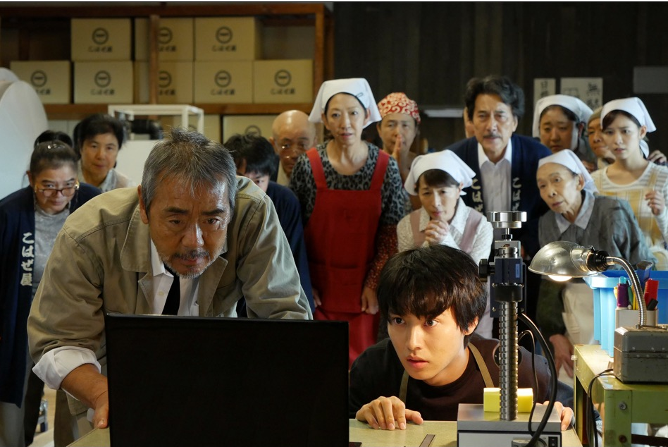 공장 직원들과 아들 다이치가 모니터를 보며 무언가에 집중하고 있다