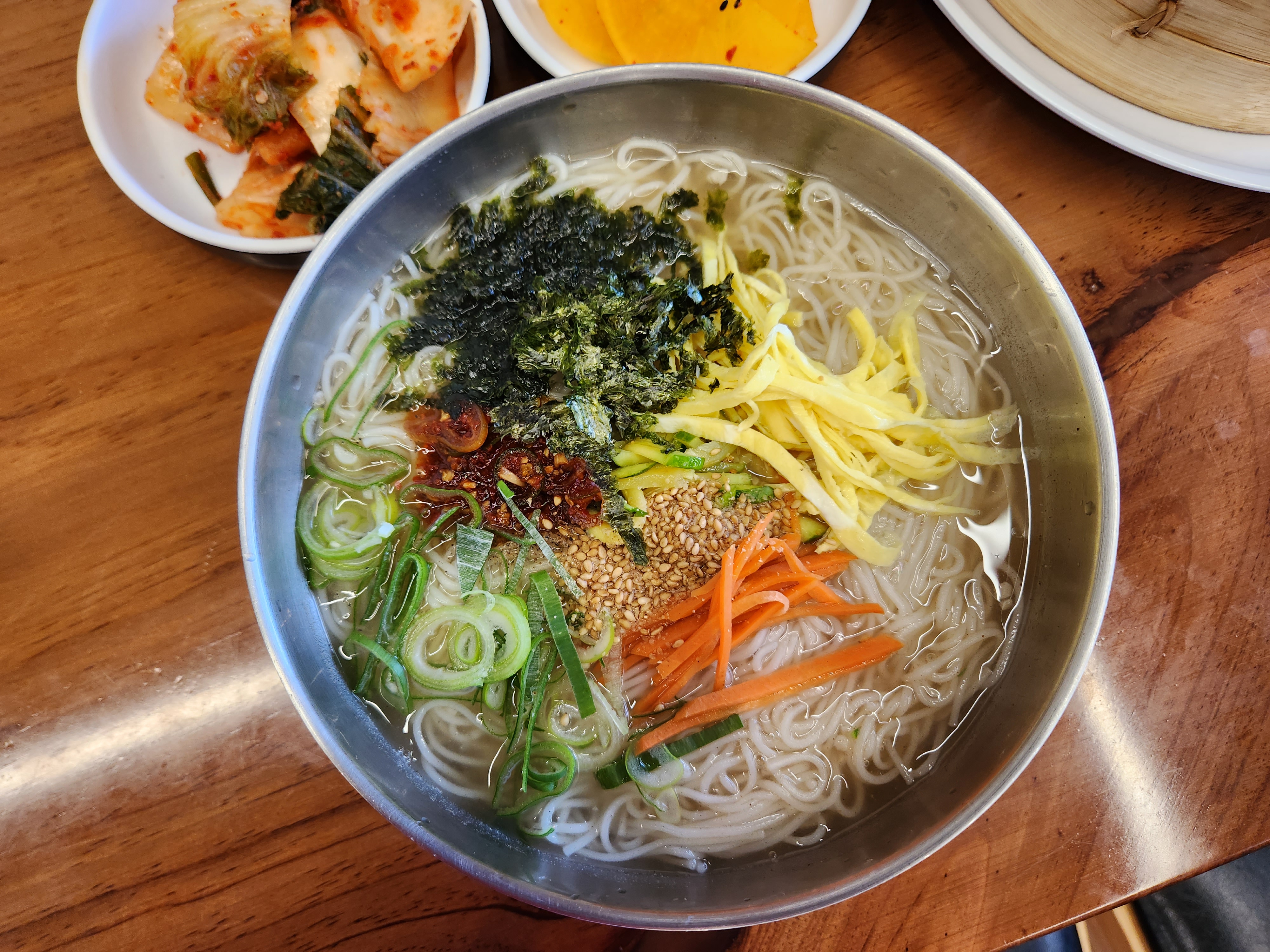 시원한 잔치국수 황금레시피 — 멸치육수·고명 5종 비결 (10분 완성 가성비) - 완성 플레이팅
