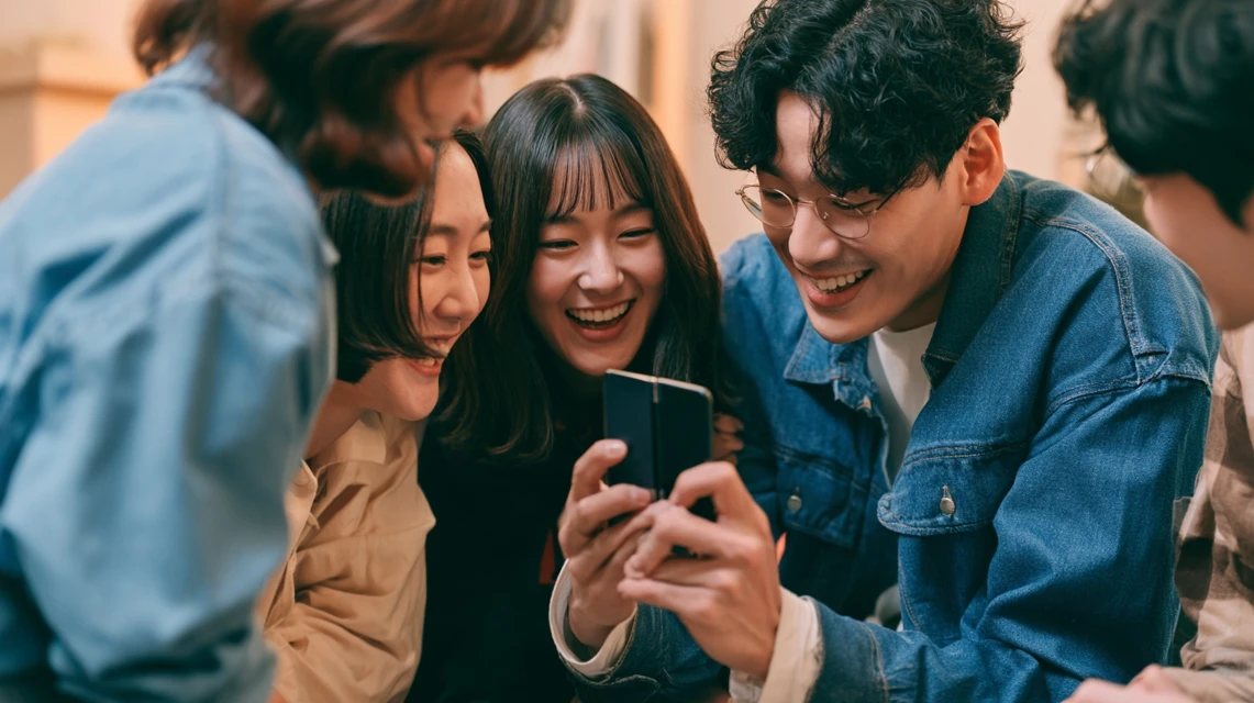 가격표를 보며 고민하는 표정의 사람