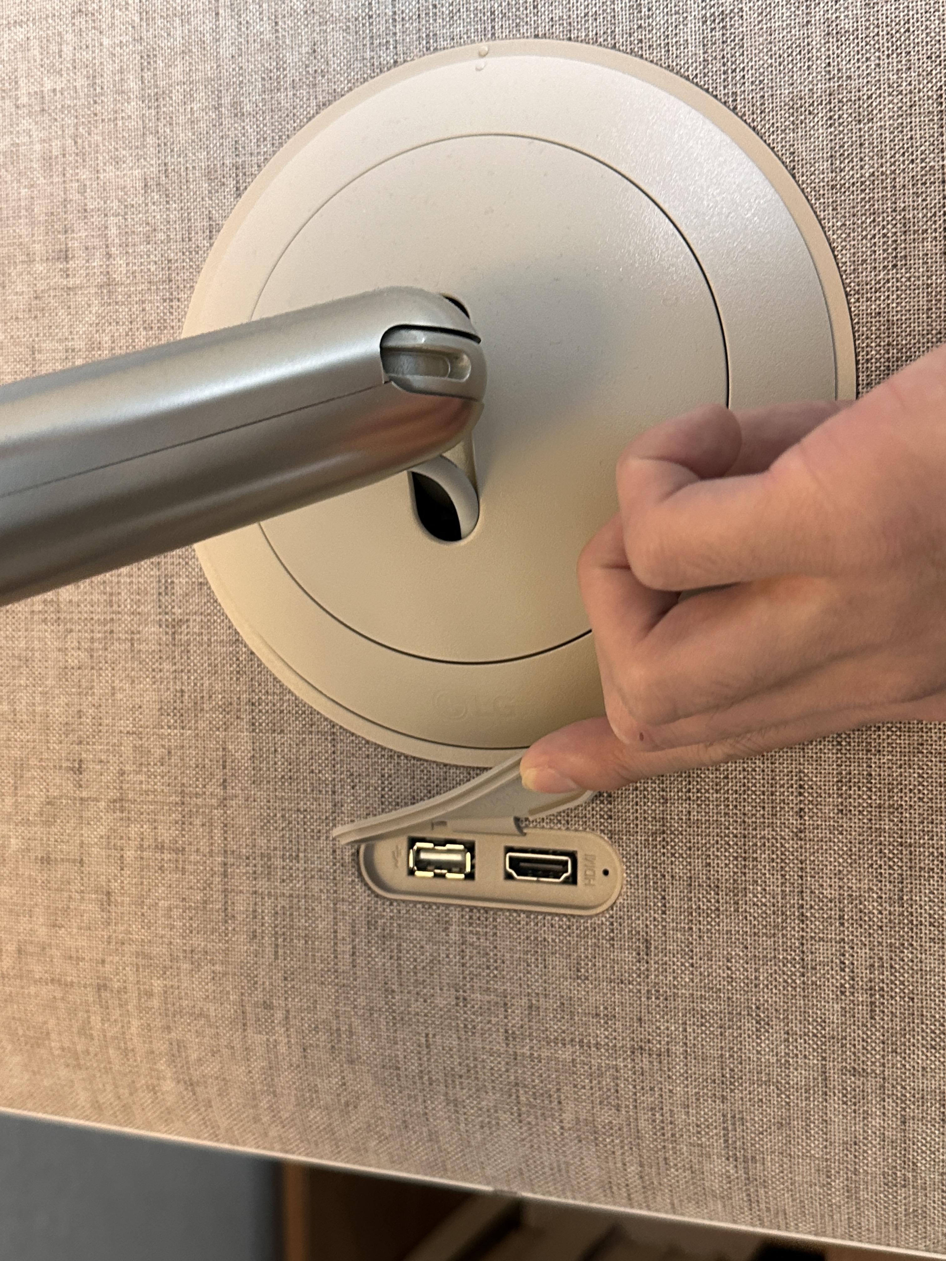 LG 스탠바이미의 뒤편에 위치한 HDMI 포트에 HDMI 케이블을 연결합니다.