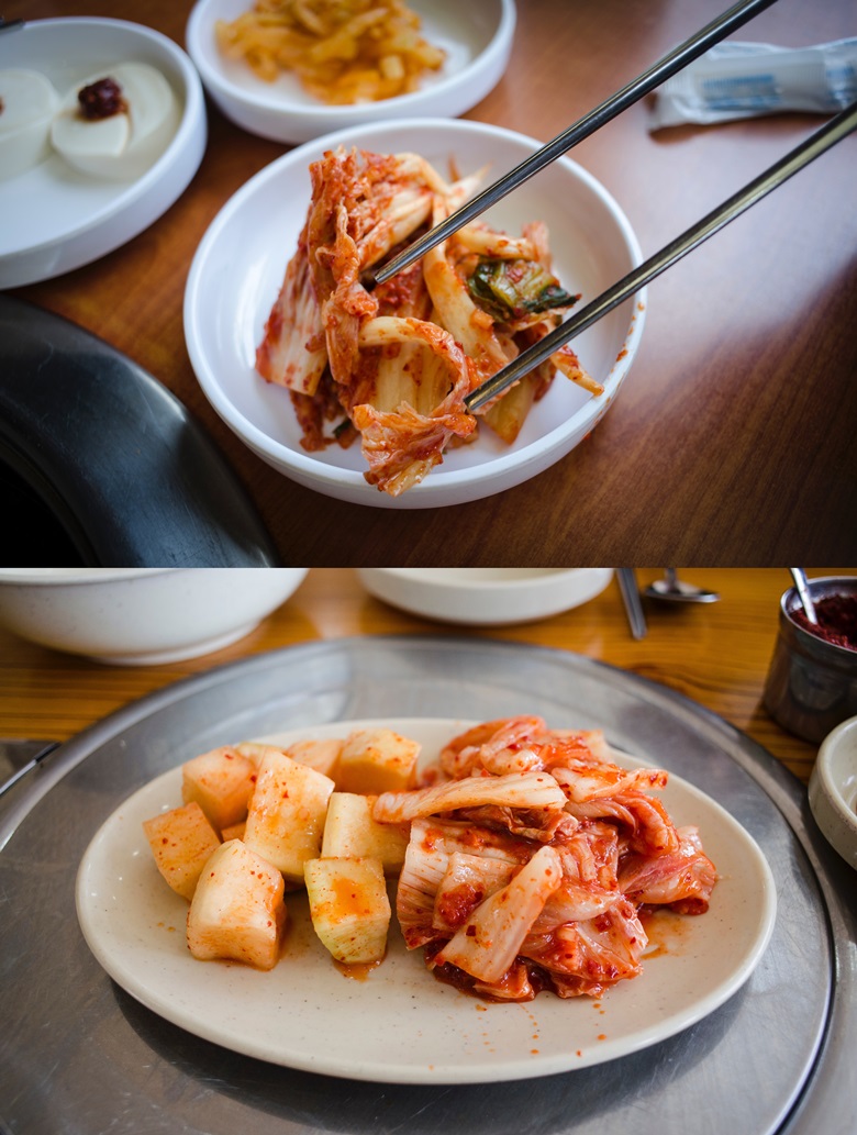 윗쪽은 배추 김치를 젓가락으로 집으려고 하는 사진과 아래쪽은 깍두기와 배추김치가 하나의 접시에 놓여있는 사진