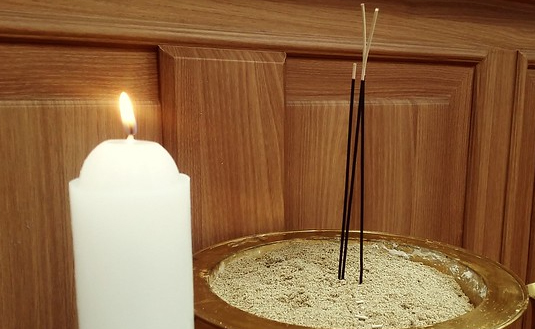 촛불과-타고있는-향