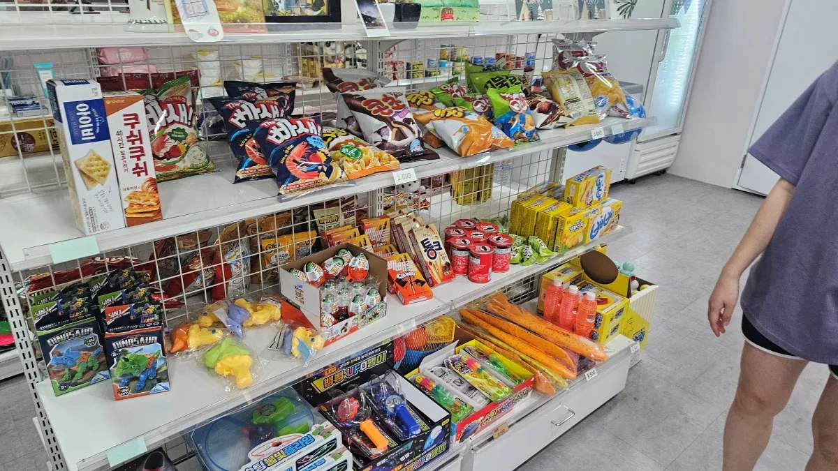 다양한-간식들이-올려져-있는-선반