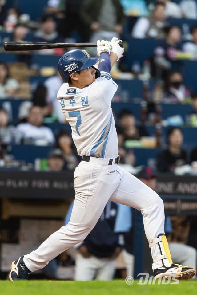 홈런 타구 날리는 김주원