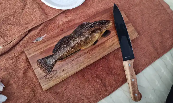 잡은-놀래미를-도마위에-올려놓은-사진