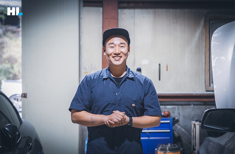 양 손을 맞잡은 채 환하게 웃고 있는 지민우 과장