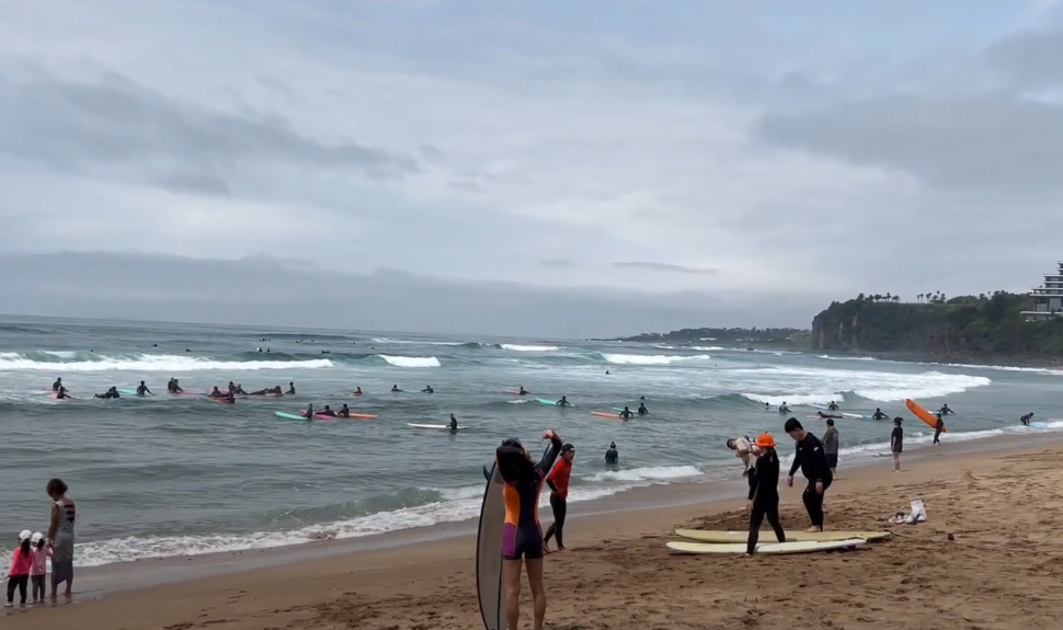 가족단위부터 서핑 또는 태닝으로 유명한 중문 색달해변 입니다.