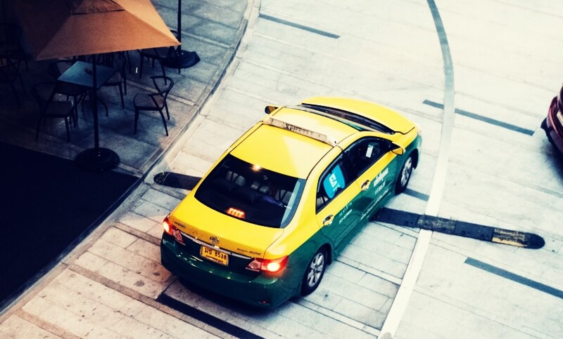 도로를-달리는-노란색-택시