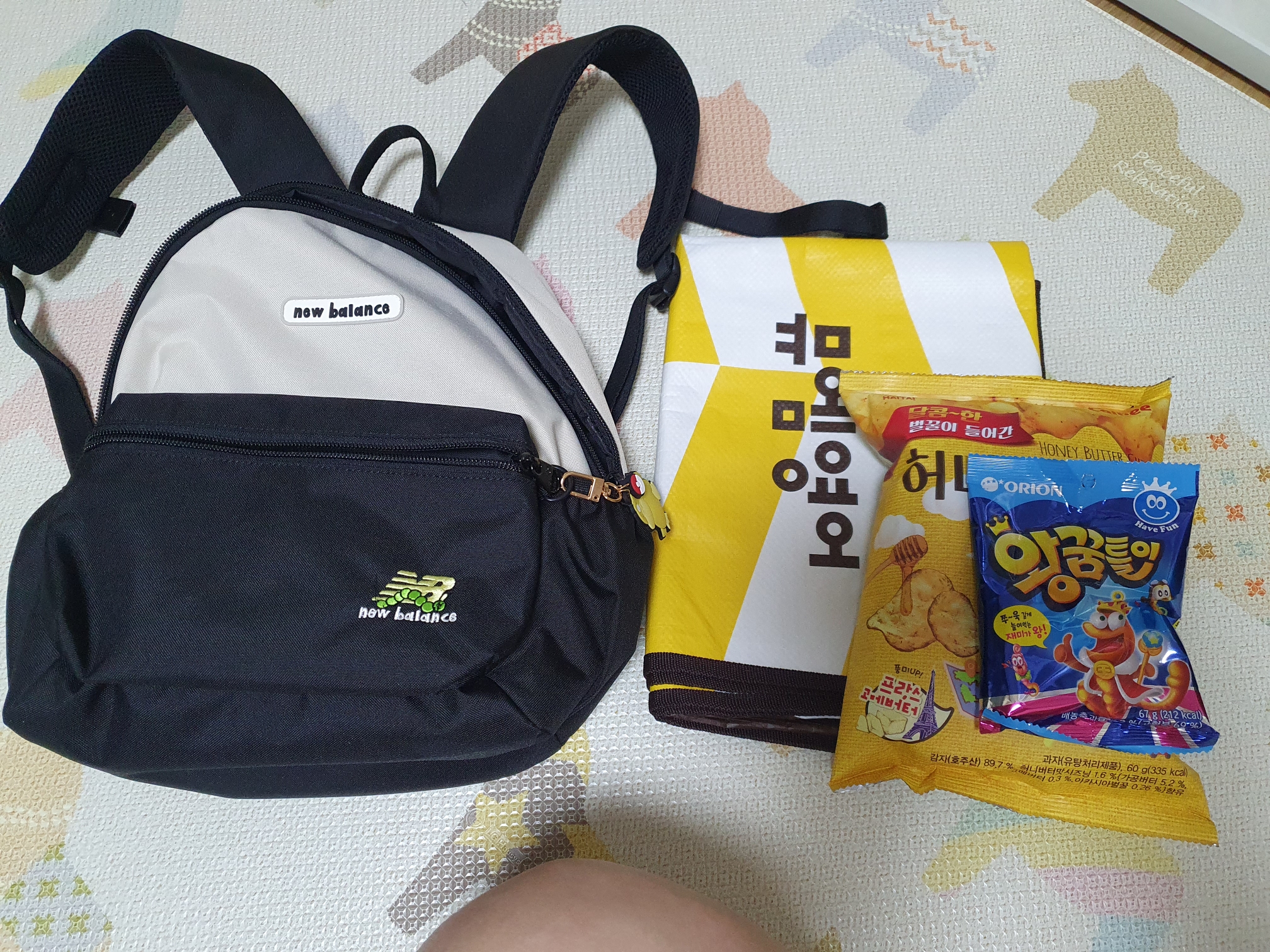 소풍 가방이라서 들어가는 용량은 굉장히 작습니다
