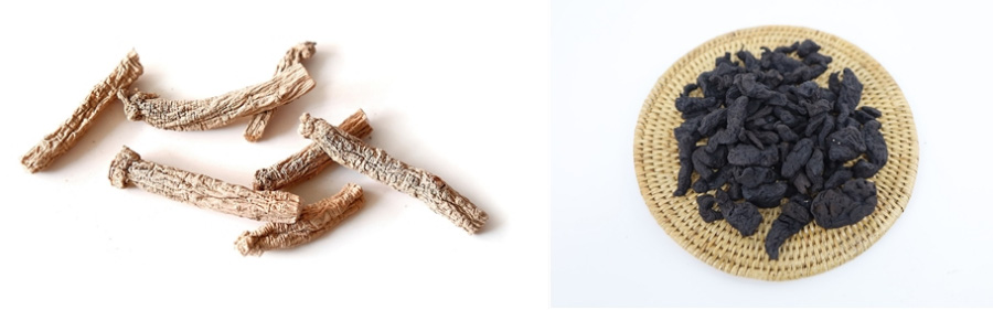 왼쪽은 야생에서 채취를 한 인삼을 깨끗이 세척을 하고 잔뿌리를 제거한 후에 바싹 말려서 하얀 바닥 위에 7뿌리를 놓고 찍은 사진이고&#44; 오른쪽은 숙지황을 대나무를 엮어 만든 동그란 깔판 위에 수북하게 쌓아두고 찍은 사진