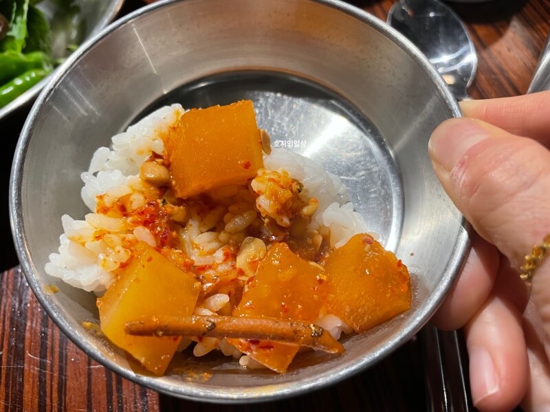 고기 맛집 동래정 식사점-멜조림+밥+참기름 조합