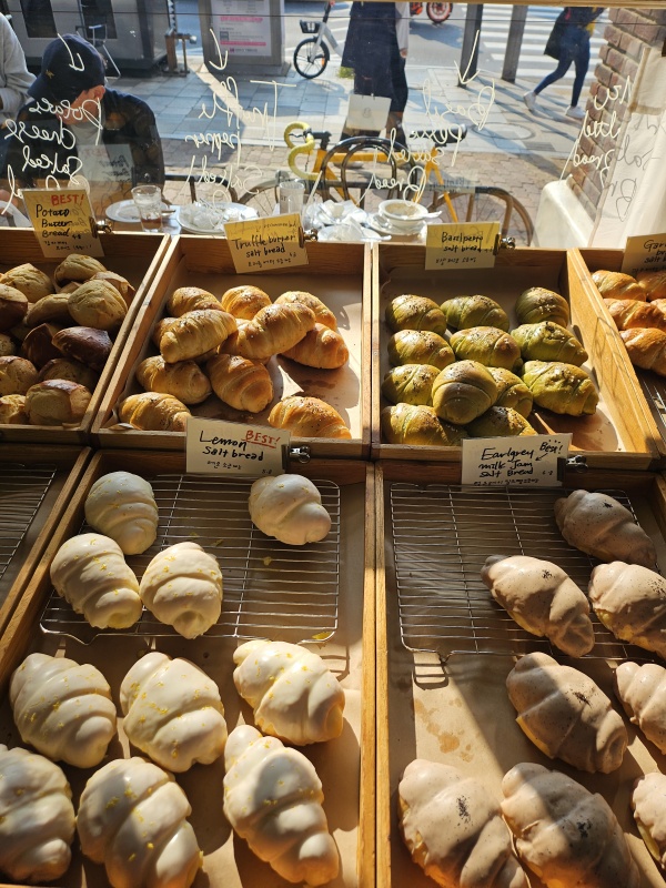 안국역-아티스트베이커리-얼그레이소금빵-레몬소금빵-바질소금빵-트러플소금빵-포테이토소금빵-모자쓴점원
