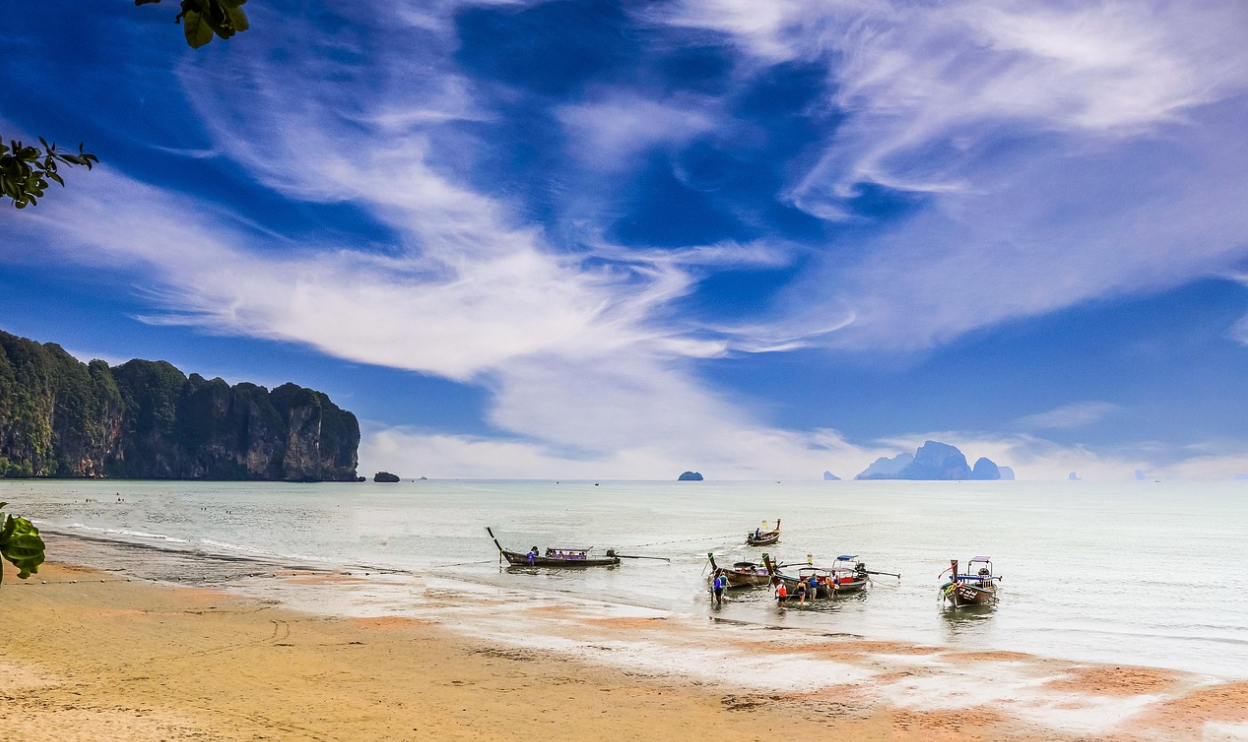 태국 끄라비 맑은 하늘, 해변과 배