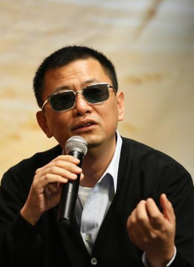 선글라스 낀 왕가위 감독 인터뷰 사진