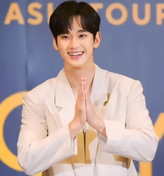 김수현이 사와디캅이라고 인사를 하고 있다.