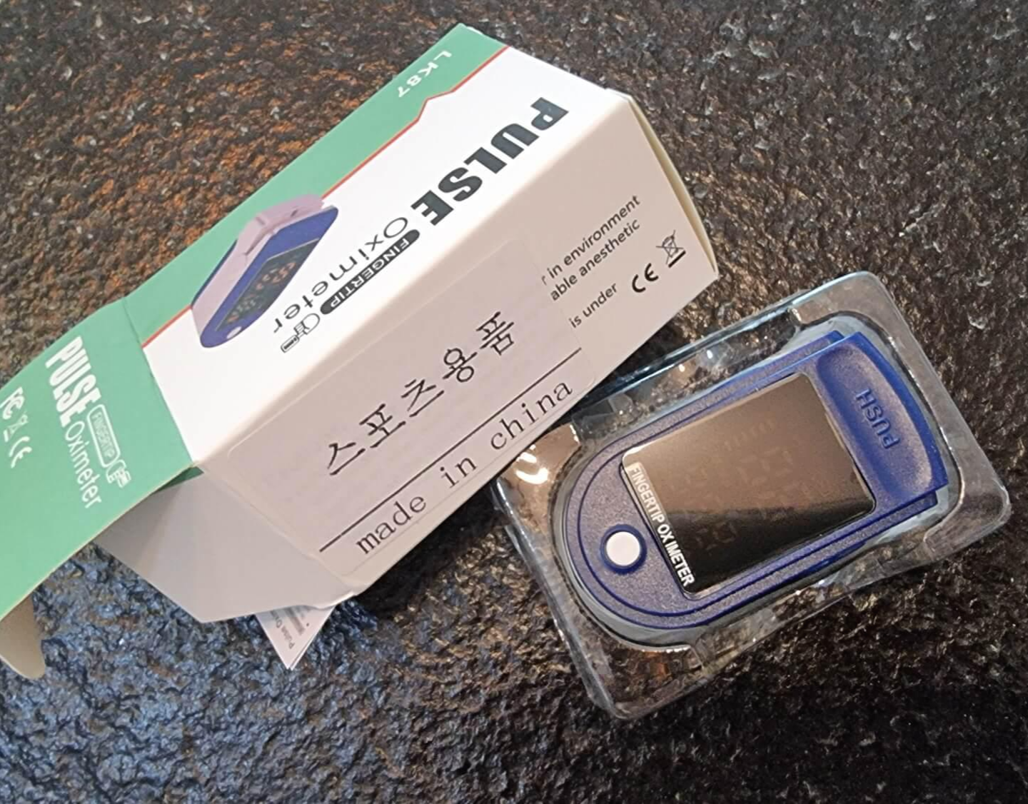 산소포화도 측정기 새 제품 열어 보는 중