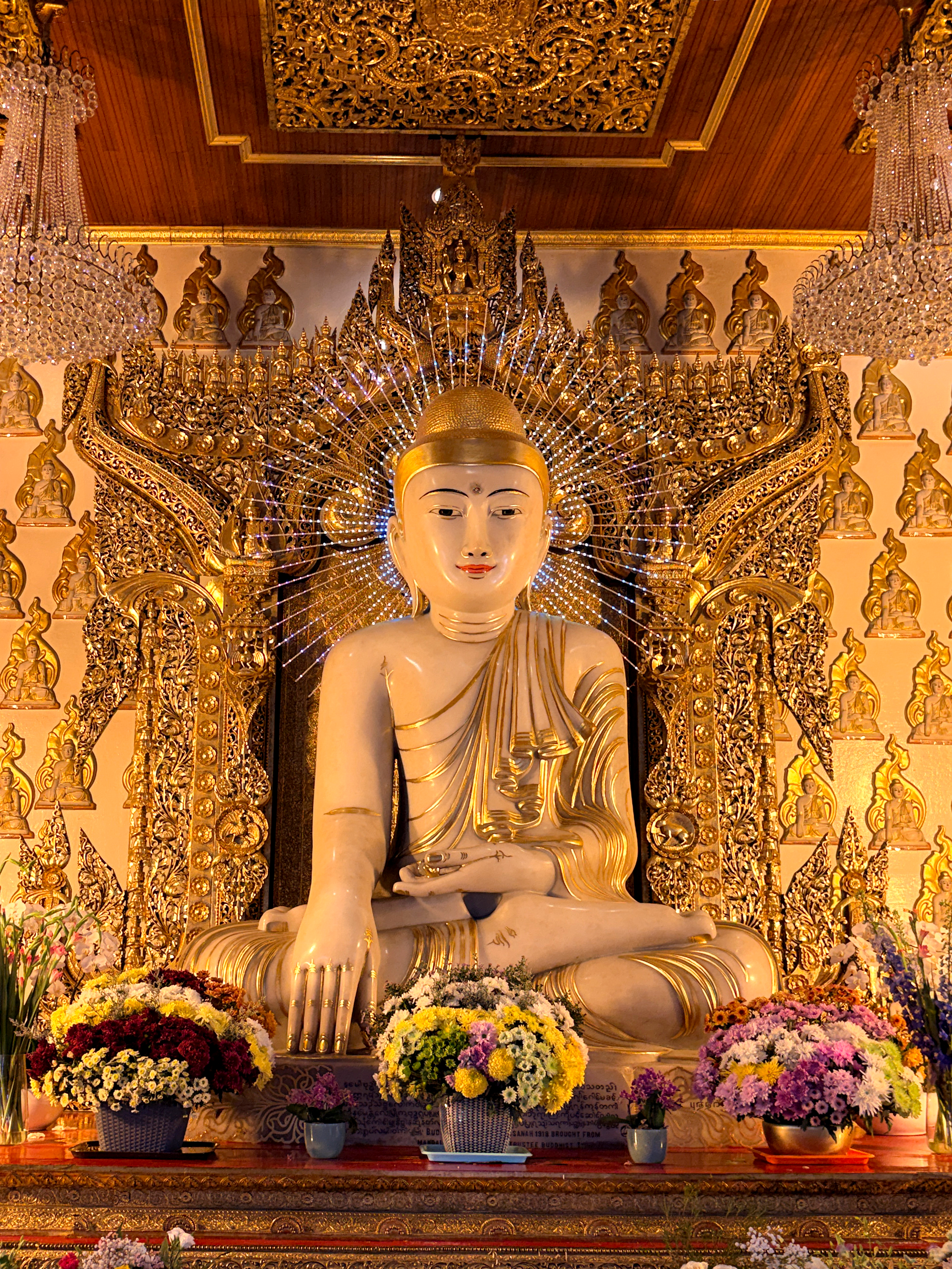 미얀마 불교사원(Burmese Buddhist Temple) 본존불