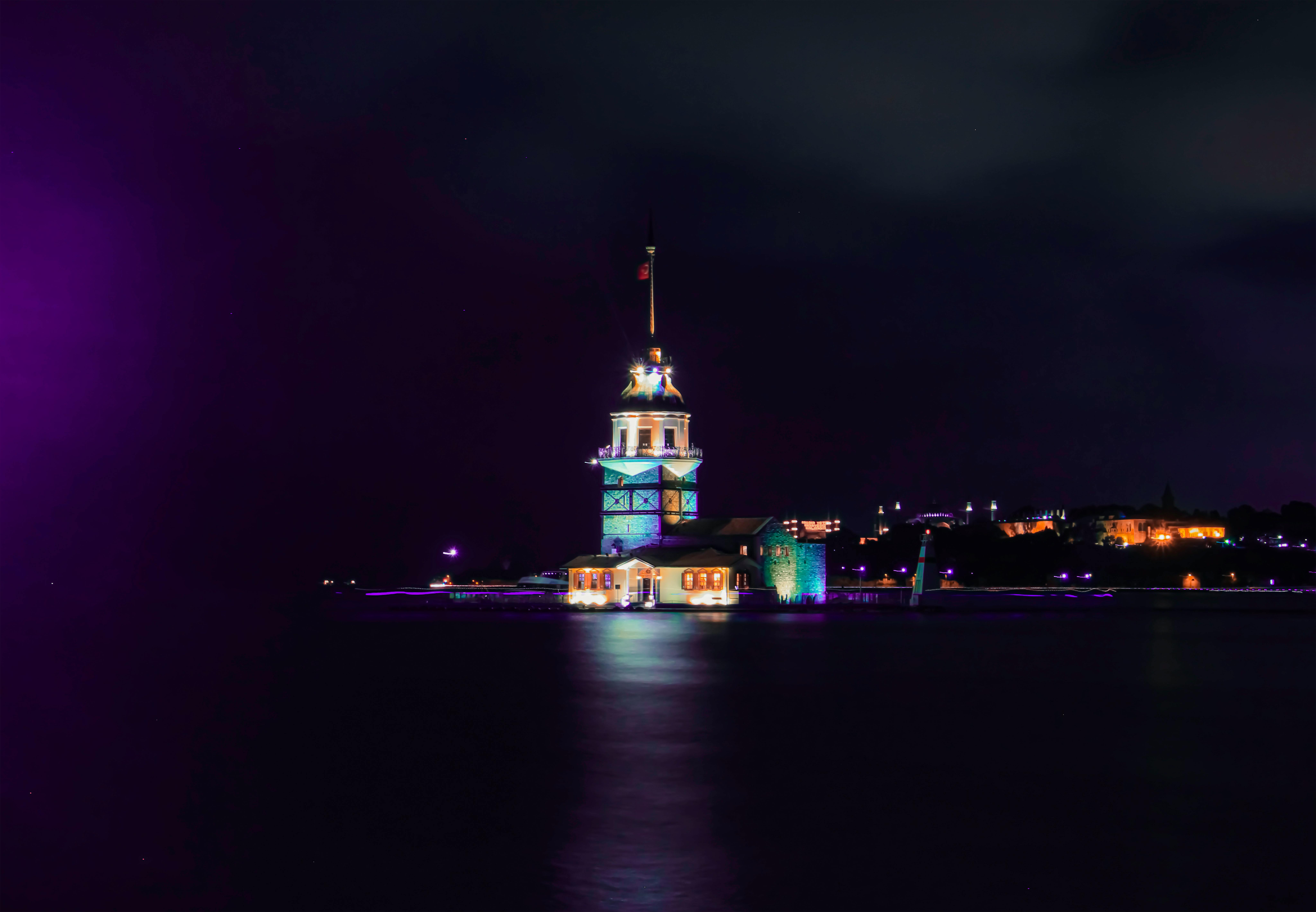 가족이 밤에 몰래 도망치듯 나가는을 상징하는 이미지