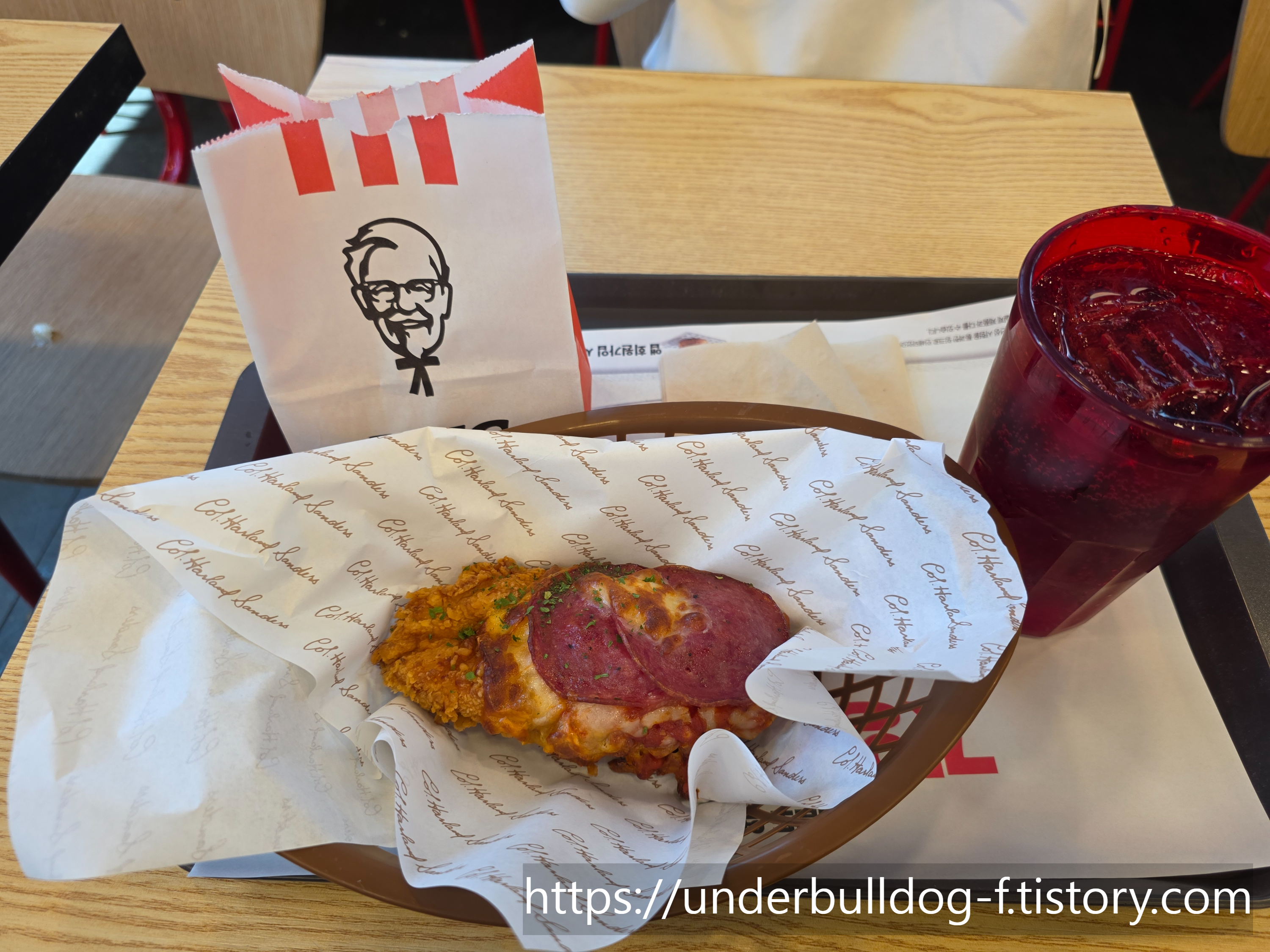 도우 대신 치킨이 들어가 더 묵직하게 느껴졌던 KFC 신메뉴