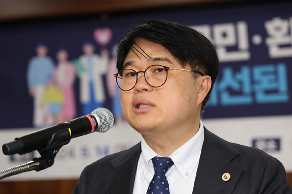 임현택 대한의사협회 회장이 지난 14일 오후 서울 여의도 국회 도서관에서 열린 국민&middot;환자들이 원하는 개선된 우리나라 의료시스템 공청회에서 인사말을 하고 있다. [사진=뉴시스]