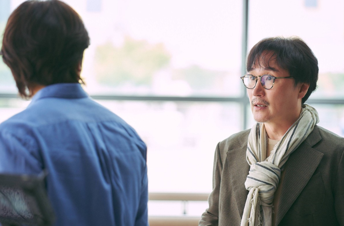 영화 히든페이스 수연의 빈자리를 채워야 한다고 주장하는 사무장