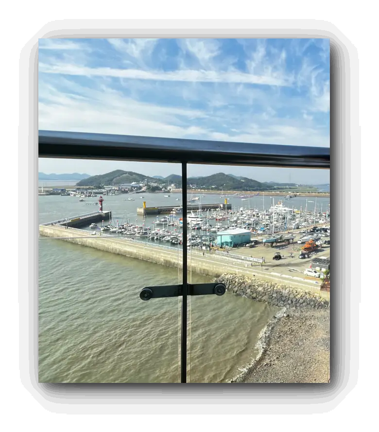 서해랑-창문-전곡항-등대-요트
